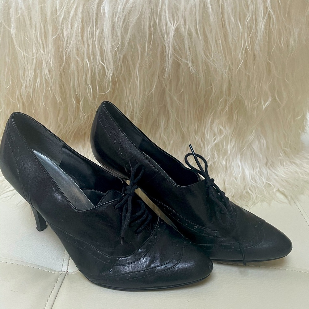 BANDOLINO
 black leather French ankle pumps